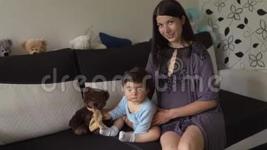 妈妈在玩玩具熊和她的小儿子室内公寓，亚洲混血孩子穿蓝色体恤